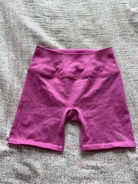 ALO Yoga Ribbed High-Rise Bike Shorts in Bright Pink
